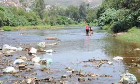 Imagem de poluição nos rios